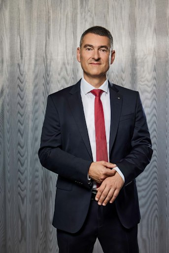 Kund:innen von Raiffeisen Salzburg profitieren von ihrem
vertrauten Bankumfeld und zugleich vom spezialisierten Angebot eines
etablierten Kryptoanbieters: Im Bild Geschäftsleiter Manfred
Quehenberger (Raiffeisenverband Salzburg).