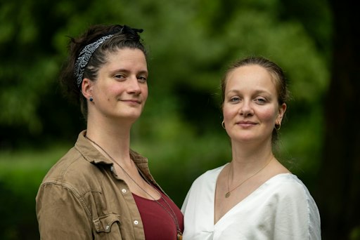 Vorschau Bild von Lisa und Kathleen Ducret sprechen in ihrem Podcast „Mamas in der
Mache“ über ihren Weg zur Elternschaft, lesbische Familiengründung
und die rechtlichen Herausforderungen für Zwei-Mütter-Familien.