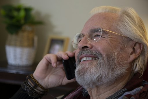 Live-Übersetzung bei Telefonaten ganz ohne App - ein älterer Mann
mit Brille und Vollbart telefoniert lächelnd mit einem Smartphone.
// Weiterer Text über ots und www.presseportal.de/nr/13502 / Die
Verwendung dieses Bildes für redaktionelle Zwecke ist unter
Beachtung aller mitgeteilten Nutzungsbedingungen zulässig und dann
auch honorarfrei. Veröffentlichung ausschließlich mit
Bildrechte-Hinweis.