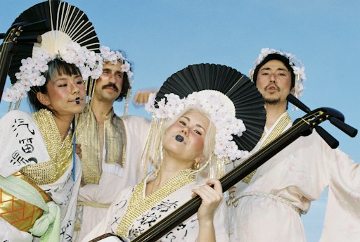 Die Band Mitsune ist eine in Berlin ansässige
Japanese-Folk-Fusion-Band mit Mitgliedern aus Japan, Australien,
Griechenland und Deutschland.