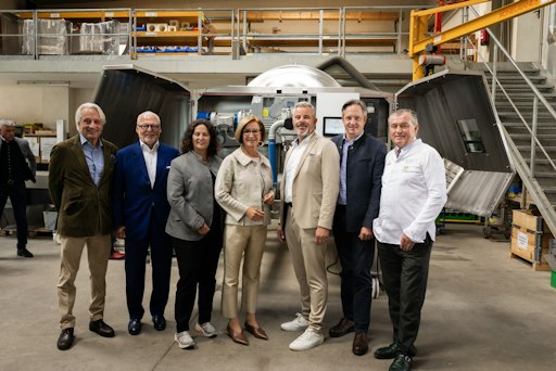 vlnr Dr Ulrich Kallausch (Partner Pure Investments), Wolfgang
Rosam (Herausgeber Falstaff), Gudrun Sperner-Habitzl (bgm.
Poysdorf), Johanna Mikl-Leiner (Landeshauptfrau NÖ), Thomas Pleli
(Geschäftsführer WOTTLE), Johannes Schmuckenschlager (Abgeordneter
zum Nationalrat, Präsident der Niederösterreichischen
Landwirtschaftskammer), Toni Mörwald (Grand Chef, 4-Hauben-und
Sternekoch, Hotelier und Unternehmer)