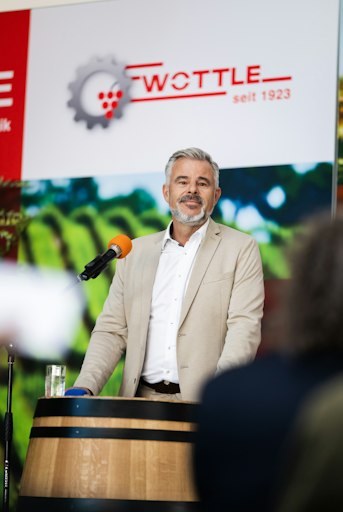 Vorschau Bild von WOTTLE Geschäftsführer Thomas Pleli führte durch den Tag und
sprach über die erfolgreiche Neuausrichtung bei Österreichs letztem
Weinpressen-Hersteller.