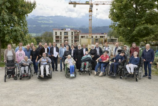Der erste große Bauabschnitt wurde auf Einladung der Barmherzigen Schwestern von Zams gefeiert. Projektpartner, Verteter*innen der Gemeinde Mils, das Baustellenteam sowie die Klient*innen und Mitarbeiter*innen des Netzwerks St. Josef trafen sich beim gemeinsamen Grillfest.