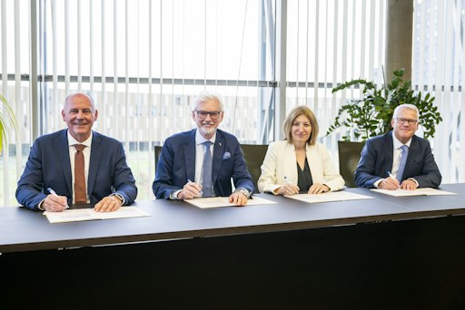 Vorstände bei Vertragsunterzeichnung