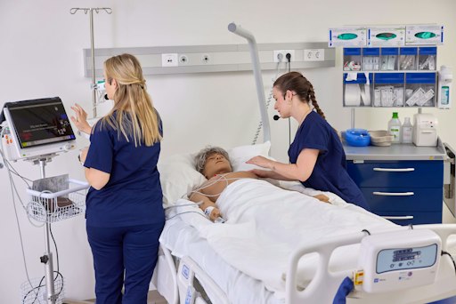 Einblick in eine Simulation im SimLab der Hochschule Campus Wien.
Mit maßgeblicher Unterstützung durch die Stadt Wien und den Wiener
Gesundheitsverbund (WIGEV) wurde ein innovatives Zentrum konzipiert,
das realitätsnahe Trainingsszenarien in einem geschützten Lernraum
ermöglicht.