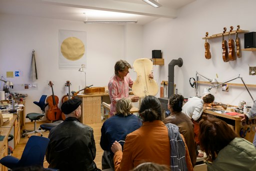 Vorschau Bild von Workshop im „Gesunden Grätzel-Betrieb“: Zu Gast in der
Geigenbauwerkstätte „Usa von Stietencron“.