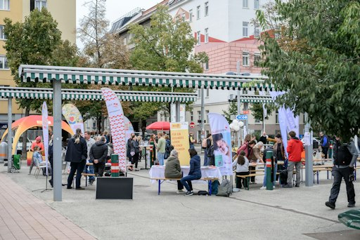 Vorschau Bild von Bunt und vielfältig war das gesunde Angebot der 17 „Gesunden
Grätzel-Betriebe“ am Vorgartenmarkt, welches anlässlich der
Eröffnung der WiG-Aktionswoche „Gesund im Stuwerviertel“ präsentiert
wurde.
