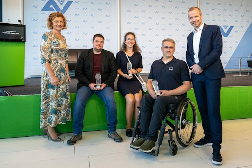 Vorschau Bild von Bild zeigt Maria Lesterl (Direktorin AUVA-Landesstelle Linz)
Stefan Aigner, Lukas Karan-Haider und Elisabeth Kiener und Leonhard
Zauner (Vorsitzender des AUVA-Landesstellenausschusses Linz (v.l.)