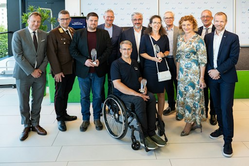 Vorschau Bild von Bild zeigt Roland Pichler (Stv. Generaldirektor AUVA), FPräs.
Robert Mayer (Oö. LFV), Stefan Aigner, Andreas Brich
(AUVA-Landesstellenausschuss), Lukas Karan-Haider, Präs. Andreas
Stangl (AKOÖ), Elisabeth Kiener, Vize-Präs. Clemens Malina-Altzinger
(WKOÖ), Maria Lesterl (Direktorin AUVA-Landesstelle Linz), Patrick
Hochhauser (Eurothermen), Leonhard Zauner (Vorsitzender
Landesstellenausschuss Linz AUVA)