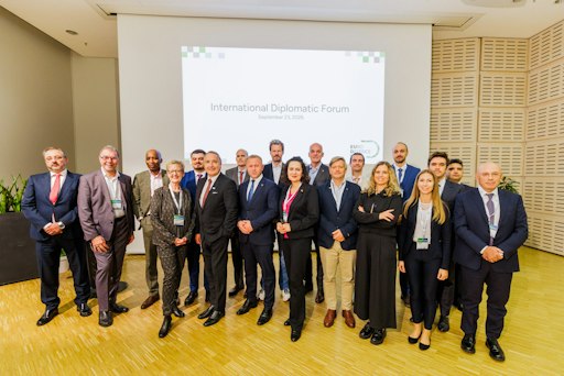 Hochrangige Gäste aus Diplomatie, Militär und Wirtschaft nahmen
am Internationalen Diplomatischen Forum teil - darunter auch Dr.
Stefanie Babst, ehemalige stellvertretende NATO-Abteilungsleiterin
(4.v.l.). // Weiterer Text über ots und www.presseportal.de/nr/50637
/ Die Verwendung dieses Bildes für redaktionelle Zwecke ist unter
Beachtung aller mitgeteilten Nutzungsbedingungen zulässig und dann
auch honorarfrei. Veröffentlichung ausschließlich mit
Bildrechte-Hinweis.
