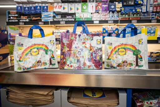 Sackerl für den guten Zweck: Lidl Kund:innen können ab sofort durch den Kauf bunter Einkaufstaschen die CliniClowns Österreich unterstützen. Auf dem Bild: Die CliniClowns mit Eva Radinger (Geschäftsführerin) und Michael Kunz (CEO Lidl Österreich). (Abdruck für Pressezwecke honorarfrei, Fotocredit: Branislav Rohal/Lidl Österreich)