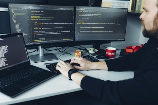Vorschau Bild von Software-Entwickler im redPILOT Büro