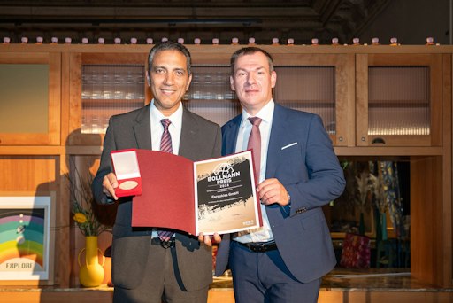 Der Gewinner des Bollmann-Preises 2026, Aiman Attia, Inhaber der
Taxischule EasyCab (Faroukies GmbH), und Christian Holzhauser,
Obmann der Sparte Transport und Verkehr in der Wirtschaftskammer
Wien.