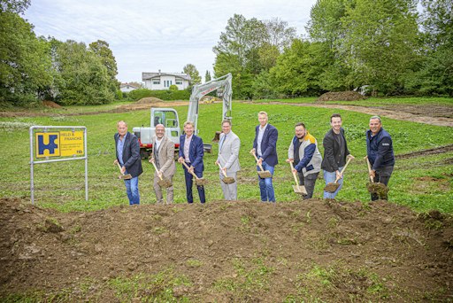 Spatenstich am Reinberg: Baustart für den sagenhaften Waldgarten
der OÖ Landesgartenschau Wels 2027. v.l.n.r.: Ing. Klaus Unterweger
(Bauleiter Tiefbau, Held & Francke), DI Gottfried Struggl
(Geschäftsführer OÖ Landesgartenschau Wels 2027), Gerhard Kroiß
(Vizebürgermeister Wels), Dr. Andreas Rabl (Bürgermeister Wels),
Christian Haagen, MBA (Bürgermeister Thalheim bei Wels), DI David
Dobetsberger (Landschaftsarchitekt, atelier dede), DI Sebastian
Gstettner (Landschaftsplanung OÖ Landesgartenschau Wels 2027) und
Christian Affenzeller (Bauleitung Tiefbau, Held & Francke).