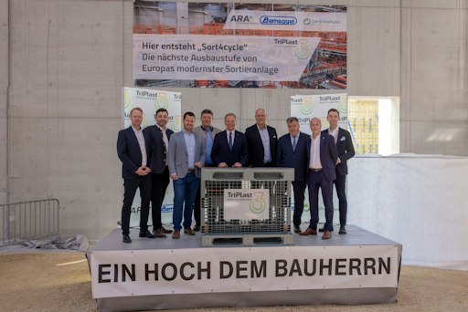 V.l.n.r.: Denis Völler (Geschäftsführer Der Grüne
Punkt/TriPlast), Jürgen Secklehner (Geschäftsführer
ARAplus/TriPlast), Kurt Bernegger (Geschäftsleitung
Bernegger/TriPlast), Kurt Bernegger (Geschäftsleitung Bernegger),
Landeshauptmann Thomas Stelzer, Thomas Eck (ARA Vorstand), Johannes
Abentung (Generalsekretär BMLUK), Alfred Berger (ARA
Aufsichtsratsvorsitzender, NÖM Vorstand), Harald Hauke (ARA
Vorstandssprecher)