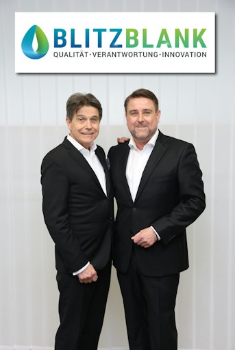 Errol Reichel (Aufsichtsrat) und Mario Reichel (GF) präsentieren
den neuen Claim und setzen damit ein klares Zeichen für die
Weiterentwicklung. - KI bearbeitet