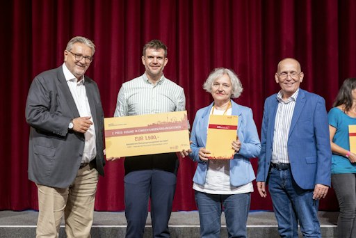 HABIT - Haus der Barmherzigkeit Inklusionsteam wurde vergangene
Woche im Wiener Rathaus mit dem 2. Platz des Wiener
Gesundheitspreises ausgezeichnet. Die Ehrung erfolgte im Rahmen der
Wiener Gesundheitsförderungskonferenz in der Kategorie „Gesund in
Einrichtungen/Organisationen“. Ausgezeichnet wurde das vom Fonds
Gesundes Österreich (FGÖ) geförderte Projekt zum Betrieblichen
Übergangsmanagement, das Mitarbeitende in späteren Berufsphasen
stärkt, ihre Gesundheit fördert und Übergänge bis zur Pension aktiv
begleitet. Der Preis ist mit 1.500 Euro dotiert.