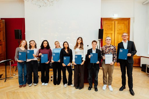 Die anwesenden Preisträgerinnen v.l.n.r: Noemi Friedrich, Eva
Huber, Lisa Arif, Franziska Raidl, Marianna Auer, Gabriela Gvozden,
Aaron Zwiefelhofer, Marko Calic, Lauren Emanuel Zinggl