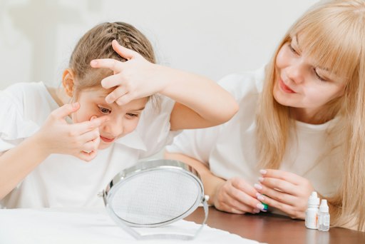 Vorschau Bild von Ortho-K-Linsen sind spezielle Kontaktlinsen für die Nacht, die
eine Fehlsichtigkeit am nächsten Tag vorübergehend korrigieren. Bei
Kindern und Jugendlichen kann damit sogar das Fortschreiten einer
Kurzsichtigkeit gebremst werden.