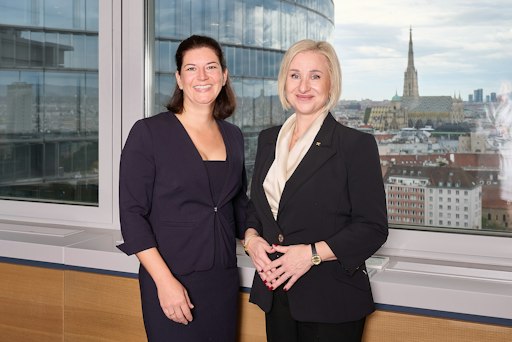 v.l.n.r.: Christiane Flehberger, Vorstandsdirektorin Privatkunden
& KMU, Raiffeisenlandesbank NÖ-Wien, Marion Weinberger-Fritz,
Geschäftsführerin Raiffeisen Vorsorge Wohnung GmbH