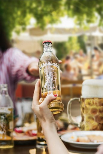 Von Wiesn Rave bis AWSM, Ding und AnnaGassa: Im Wiener Prater
trifft Tradition auf ein buntes Veranstaltungsprogramm in der
exklusiven Almdudler Alm.