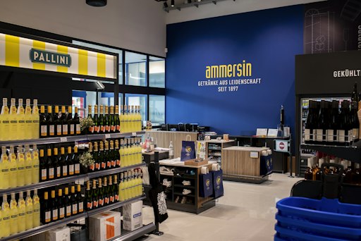 Der Getränkehändler Ammersin eröffnet am 28. September 2026
seinen neuen Flagship Store in der Josef-Strebl-Gasse 6 in Brunn am
Gebirge. Ab 8. Oktober warten vier Wochenenden mit
Eröffnungsangeboten. Im Bild: der Kassen- und Empfangsbereich des
neuen, rund 800 Quadratmeter großen Stores mit Markenwand und
Verkaufstheke.