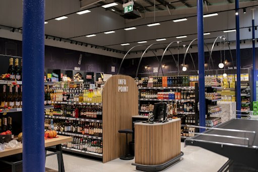 Vorschau Bild von Der Getränkehändler Ammersin eröffnet am 28. September 2026
seinen neuen Flagship Store in der Josef-Strebl-Gasse 6 in Brunn am
Gebirge. Ab 8. Oktober warten vier Wochenenden mit
Eröffnungsangeboten. Im Bild: der Info Point des neuen Stores mit
Beratungstheke, Spirituosenregalen.