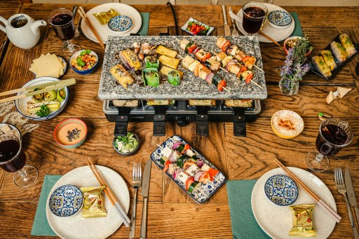 Für frischen Wind auf dem Silvestertisch sorgen heuer asiatisch inspirierte Raclette-Ideen von SONNENTOR.