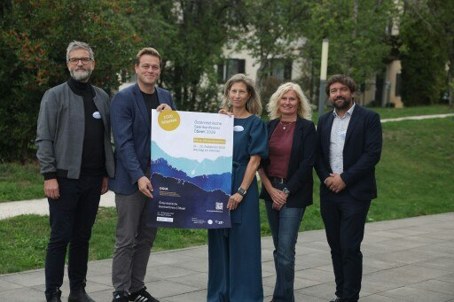 Erik Meinharter (Präsident ÖGLA – Österreichische Gesellschaft für Landschaftsarchitektur), Umwelt- und Klima-Landesrat Stefan Kaineder, Stefanie Dirlik (Geschäftsführerin ÖGLA), Gisela Ofenböck (BMLUK) und Elias Molitschnig (BMWKMS) bei der ersten Österreichischen Seenkonferenz in Weyregg am Attersee.