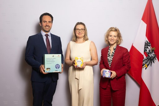 dm Initiative für mehr Periodengerechtigkeit und
Chancengleichheit wird fortgesetzt: (v.l.) Christoph Wiederkehr,
Bundesminister für Bildung, Karin Reisinger, Mitglied der dm
Geschäftsleitung, und Eva-Maria Holzleitner, Bundesministerin für
Frauen, Wissenschaft und Forschung