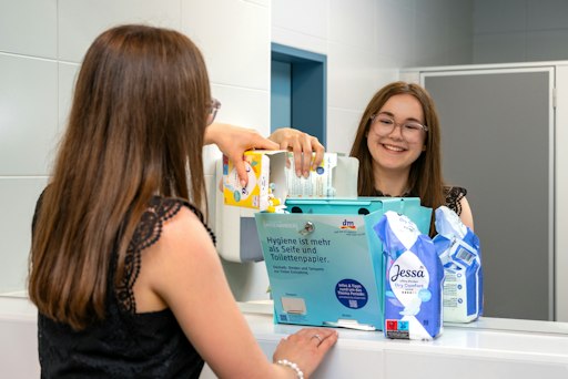 Vorschau Bild von 512 Bildungseinrichtungen erhalten auch im Schuljahr 2026/27
einen Jahresvorrat an Tampons und Binden. Damit setzt dm sein
Engagement für mehr Periodengerechtigkeit und Chancengleichheit
konsequent fort und verbindet das mit Aufklärungsarbeit zum Thema
Periode.