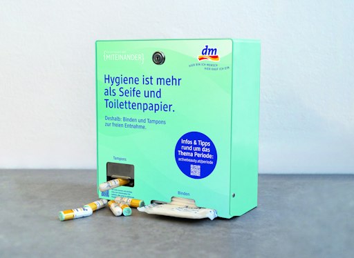 Vorschau Bild von Die dm Initiative umfasst 493 Schulen sowie 19 Hochschulen und
Universitäten. dm stellt diesen 4,3 Millionen Stück Tampons und 1,7
Millionen Stück Binden zur Verfügung.