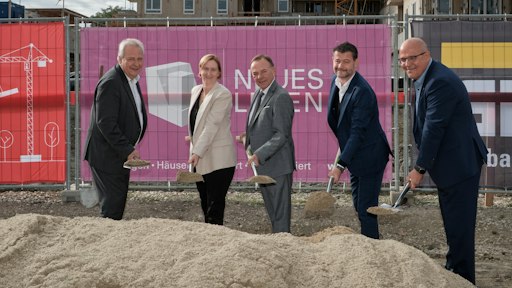 v.l.n.r.: Michael Gehbauer (WBV-GPA), Stadträtin Elke
Hanel-Torsch, Bezirksvorsteher Gerald Bischof, Gregor Puscher
(wohnfonds_wien) und Siegfried Igler (Neues Leben)