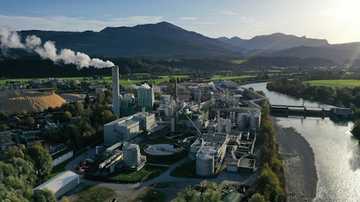 Integrierte Bioraffinerie AustroCel Hallein: Aus Fichtenholz aus
einem Umkreis von rund 200 Kilometern entstehen Zellstoff,
Bioethanol, Biogas, Hydrogel-Produkte sowie Strom und Fernwärme.
97,5 % des eingesetzten Holzes werden verwertet – mit stofflicher
Wertschöpfung zuerst und energetischer Nutzung verbleibender
biogener Ströme am Ende der Kaskade.