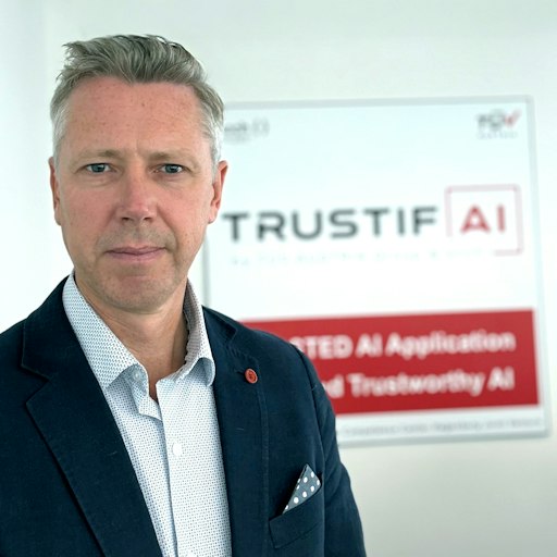 Michael Weberberger, Geschäftsführer des KI-Dienstleisters
TRUSTIFAI, dem Joint Venture von TÜV AUSTRIA und Software Competence
Center Hagenberg, formuliert sieben Thesen zum aktuellen
AI-Safety-Diskurs und plädiert für den Schritt von Governance und
Compliance hin zu messbarer, wissenschaftlich fundierter AI
Assurance. | trustifai.at