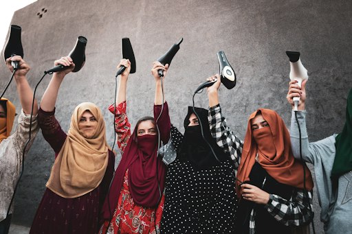 Das Gewinnerbild des Global Peace Photo Award 2026. Silvia
Alessi, Italien. "The Cut"