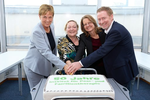 Vorschau Bild von Gisela Kersting-Kristof Geschäftsführung Wiener Sozialdienste;
Vera Steiner Vizepräsidentin Wiener Sozialdienste; Verena
Kuttenreiter Bereichsleitung Institut für Paar- und Familientherapie
Wiener Sozialdienste; Martin Krankl Geschäftsführung Wiener
Sozialdienste
