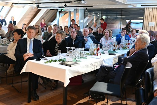 Vorschau Bild von Foto des Saales, Tisch der Ehrengäste.