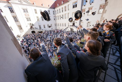 Vorschau Bild von Bundesheer: Feierliche Übernahme von 132 Leutnanten ins
Bundesheer