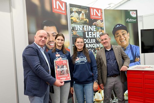 Vorschau Bild von Neugierig auf LEHRE! AK Niederösterreich-Präsident & ÖGB
NÖ-Vorsitzender Markus Wieser (l.) und AK Niederösterreich-Direktor
Mag. Karl Heigel (r.) informierten sich bei den Interspar-Lehrlingen
Anna und Rosa.