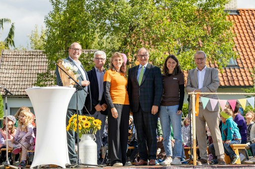 V.l.n.r.: LAbg. Josef Naderer; Vizebürgermeister Reinhard Deibl; Anita Holzinger, Kindergartenpädagogin; Kinderschutz-Landesrat Martin Winkler, Sara Mitterlehner, Kindergarten-Leiterin; Bürgermeister Christian Denkmaier.