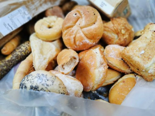 Brot und Gebäck zählen zu jenen Lebensmitteln, die in
österreichischen Privathaushalten besonders oft im Restmüll landen.