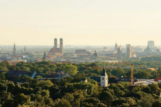 Die PALLAS CAPITAL Real Estate hat erfolgreich eine
Senior-Loan-Finanzierung für eine Immobilie aus einem Fonds von
Catalyst Capital strukturiert und platziert. Das bereitgestellte
Kapital dient der strategischen Refinanzierung eines etablierten
Bürogebäudes in München.