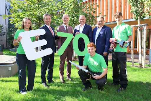 (v.l.n.r.) Marie Lercher (Bürokauffrau, 1. Lehrjahr), Werner
Ressi (Vorstand Energie Steiermark), Landesrat Willibald Ehrenhöfer,
Landeshauptmann Mario Kunasek, Jonas Jauk (Doppelberuf
Elektrotechniker & Technischer Zeichner, 2. Lehrjahr), Martin Graf
(Vorstand Energie Steiermark) und Simon Damm (Elektrotechniker, 2.
Lehrjahr)