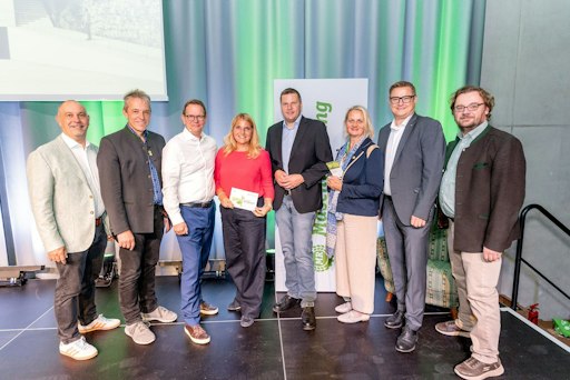 Vertreter:innen des Maschinenring Österreich und Maschinenring
NÖ-Wien gemeinsam mit Partnern und Moderatorin bei der Maschinenring
Bundestagung 2026 in Wiener Neustadt. Rund 400 Gäste nahmen an der
dreitägigen Veranstaltung teil, die heuer auch im Zeichen von 50
Jahre Maschinenring Österreich stand.