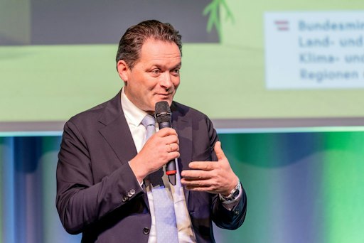 Vorschau Bild von Bundesminister Norbert Totschnig eröffnete den offiziellen Teil
der Maschinenring Bundestagung 2026 in Wiener Neustadt. In seiner
Rede hob er die Bedeutung starker regionaler Netzwerke hervor und
brachte den Grundgedanken des Maschinenring mit den Worten
„Gemeinsam geht es leichter“ auf den Punkt.