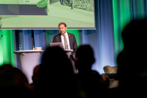 Vorschau Bild von Hans Peter Werderitsch gab bei der Maschinenring Bundestagung
2026 Einblick in die internationale Entwicklung der Organisation.
Der Maschinenring Weltverband verbindet Maschinenring-Organisationen
in 15 Ländern Europas und Afrikas und fördert den Wissens- und
Erfahrungsaustausch über Ländergrenzen hinweg.