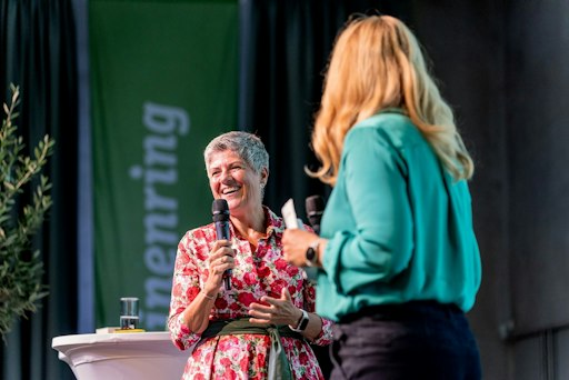 Vorschau Bild von Mag. Christine Hackl, MSc sprach bei der Maschinenring
Bundestagung 2026 darüber, wie Menschen auch in herausfordernden
Situationen handlungsfähig bleiben. Im Mittelpunkt standen Klarheit,
innere Haltung, Netzwerke und der bewusste Umgang mit Veränderungen.