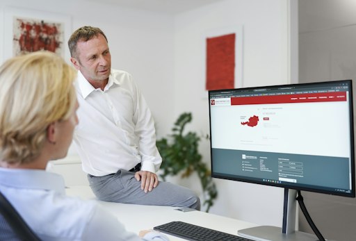Vorschau Bild von Mag. Helmut Artacker Geschäftsführer der Czako Partner GmbH,
präsentiert ein aktuelles Angebot der Czako Partner Nachfolgebörse.