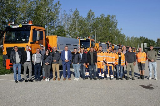 Übergabe von 6 neuen 3-Achs-LKW.